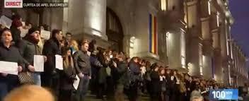 Căteva sute de judecători şi procurori protestează în faţa sediului Curţii de Apel din Cluj Napoca