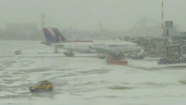 Compania de Aeroporturi vrea să cumpere freze de zăpadă de mare viteză pentru deszăpezire în valoare de 927.000 de euro 