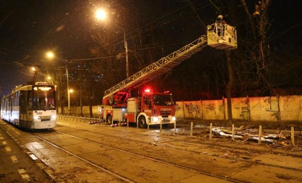 Vântul puternic a făcut ravagii în București. Copaci rupţi, maşini avariate și tramvaie blocate