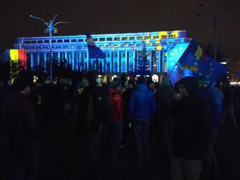 UPDATE Protestatarii din Piaţa Victoriei au aprins lanternele telefoanelor la ora 21,00