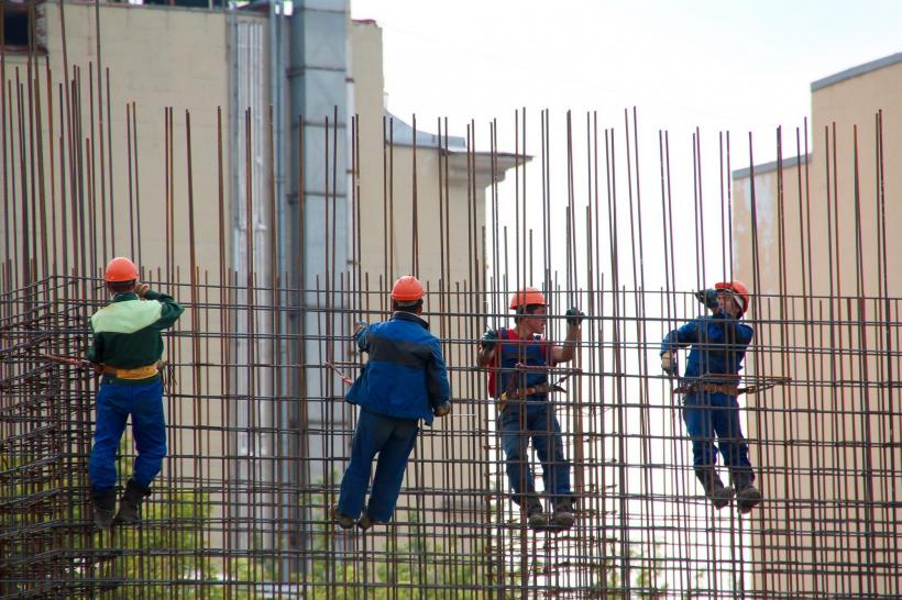 Patronatele din construcţii cred că 10% dintre muncitorii calificaţi se vor întoarce în ţară, atraşi de salriile mai mari 