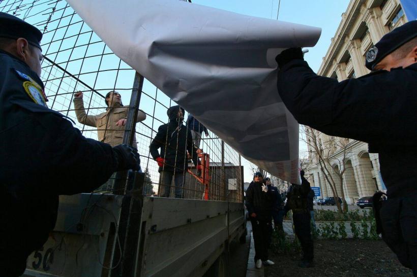 Scandal la Ministerul Justiției. Protestatarii #rezist au aruncat cu ouă spre clădire