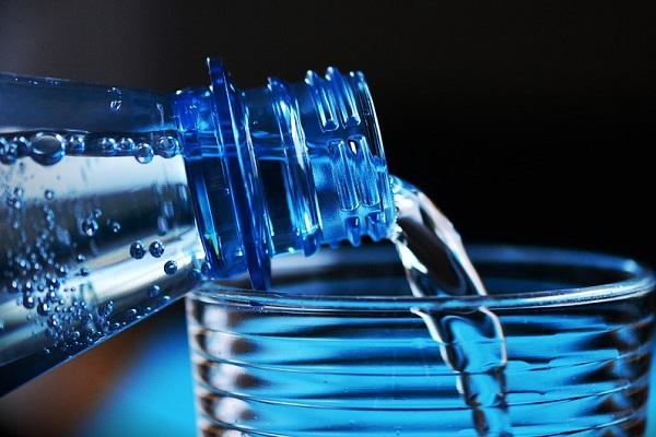 Tu știi ce apă trebuie să bei? Apa de la robinet vs apa îmbuteliată. 