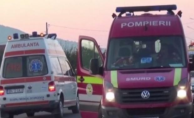 Accident TERIBIL în Bistrița. Un autoturism a căzut de pe un pod. Patru oameni au fost răniți grav