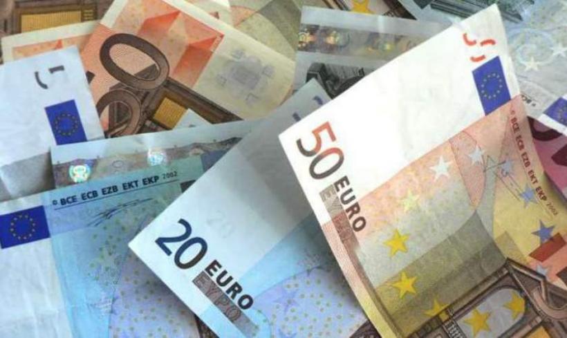 Curs valutar: Euro scade în raport cu moneda naţională, în schimb dolarul este în crestere