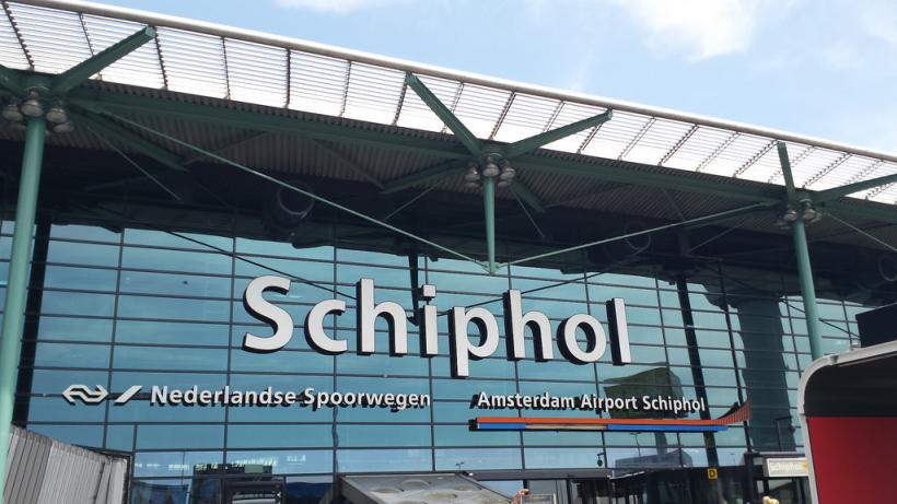 Zeci de curse aeriene au fost amânate pe aeroportul din Amsterdam, din cauza vântului puternic 