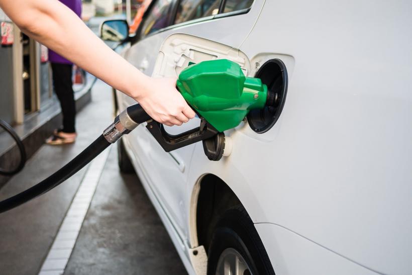 Comisia Europeană: Preţul carburanţilor în România continuă să fie mai mare decât media UE