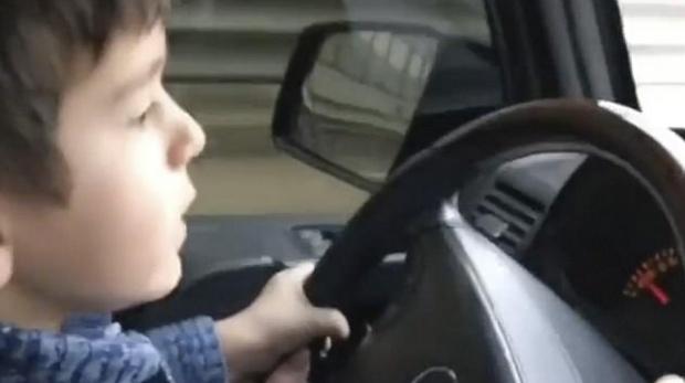 Un copil din Braşov a fost surprins la volan în trafic. Poliţia efectuează verificări