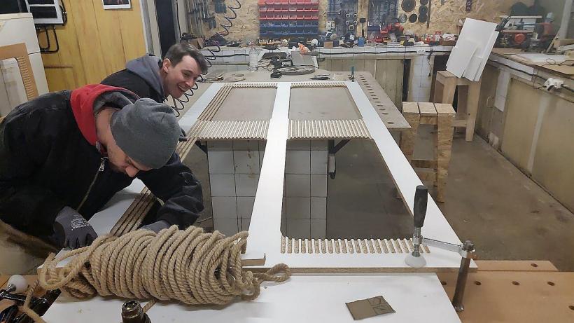 De la multinaţională, la producţia de mobilă unicat 18651939