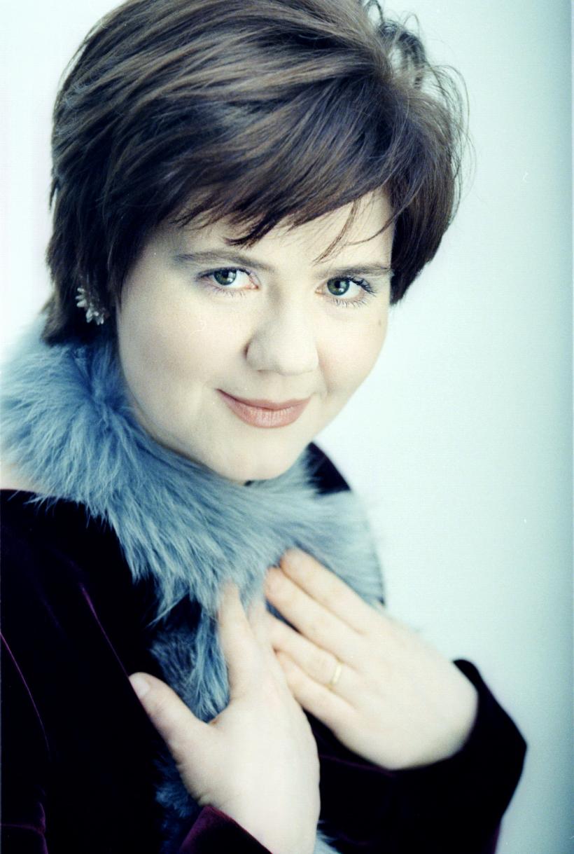 Nominalizată la Paris pentru premiile „Victoires de la Musique Classique”,  pianista DANA CIOCÂRLIE revine în România!