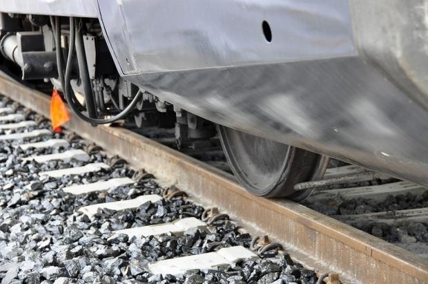 Accident feroviar în Dâmboviţa: Două persoane au fost rănite după o coliziune între o locomotivă de tren şi un autoturism