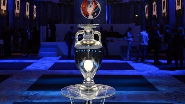 Trofeul Henri Delaunay, care este oferit câştigătoarei Campionatului European de fotbal din 2020, este expus vineri la Bucureşti 