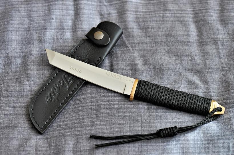 Un elev din Târgovişte, prins de jandarmi cu un cuţit în curtea şcolii 