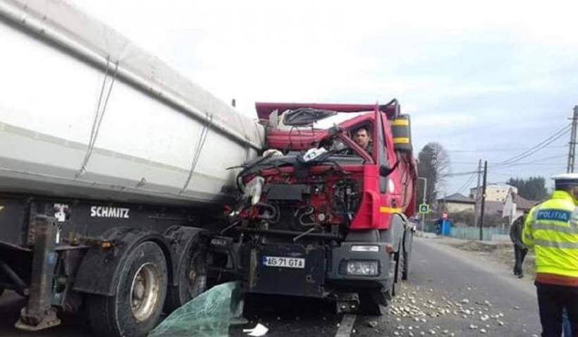 Accident TERIBIL în Argeș. Două camioane s-au ciocnit. Un șofer a rămas încarcerat în cabină