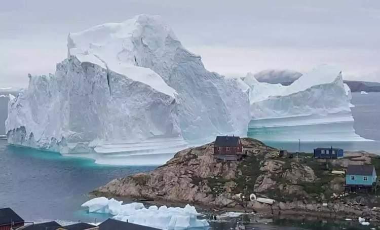 Două aisberguri s-au desprins din gheţarul Grey, la sud de Chile