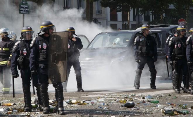 Magazine incendiate pe Champs-Elysées, ciocniri între manifestanţi şi forţe de ordine într-o nouă zi de mobilizare a 'vestelor galbene'