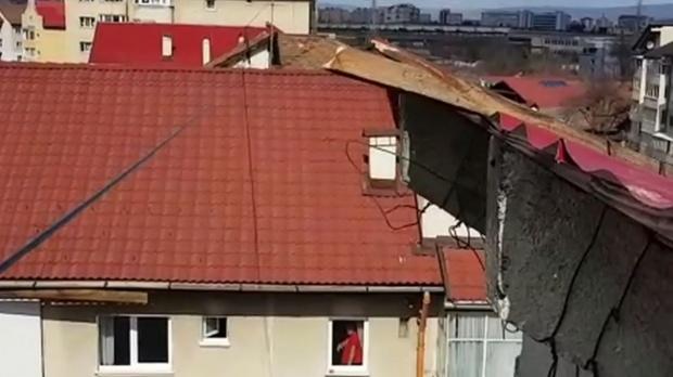 O femeie din Prahova a fost rănită mortal de o tablă luată de vânt