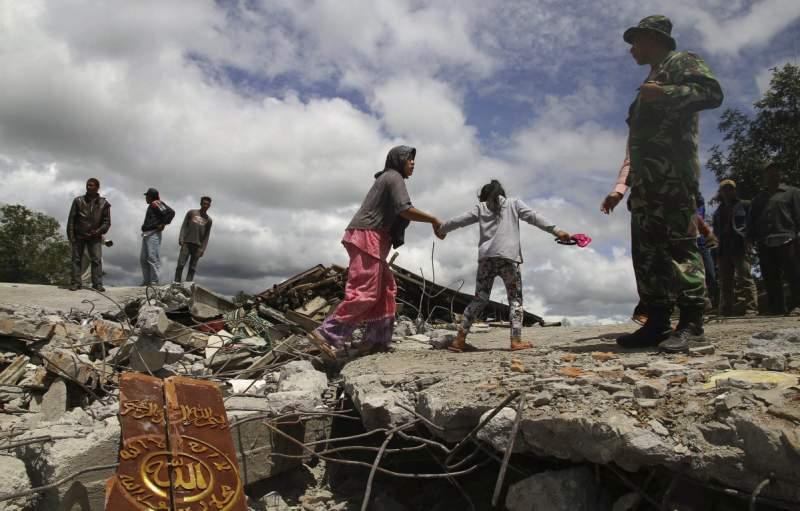Cel puţin cinci persoane şi-au pierdut viaţa după o alunecare de teren pe insula Lombok
