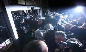 Panică în Serbia. Un grup de protestatari a pătruns în sediul televiziunii de stat din Belgrad
