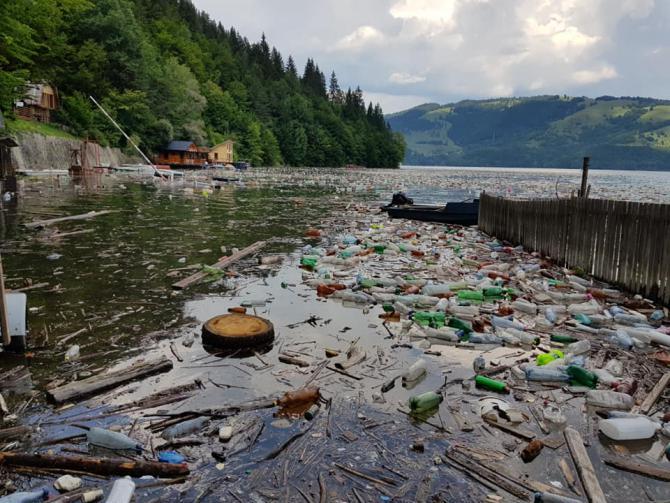 Autorităţile române vor să deruleze proiecte cu Banca Mondială pentru stoparea poluării cu plastic în Marea Neagră