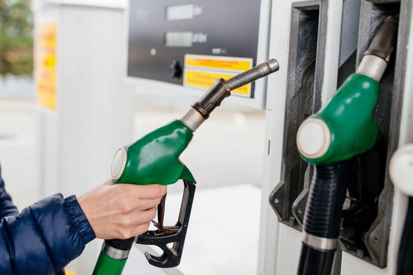 Preţul benzinei în România, fără taxe, a crescut mai mult decât media europeană în luna martie