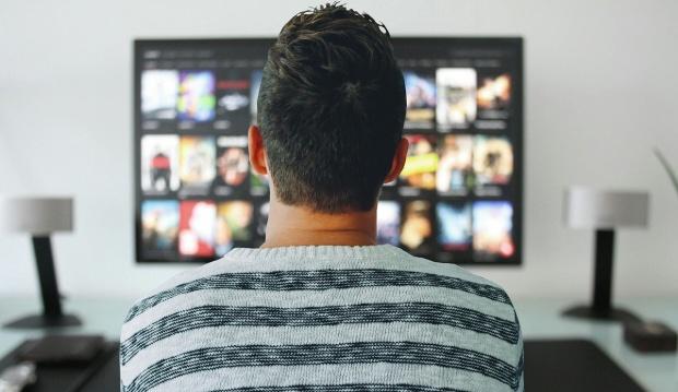 Majoritatea britanicilor preferă să se uite la televizor decât să iasă din casă