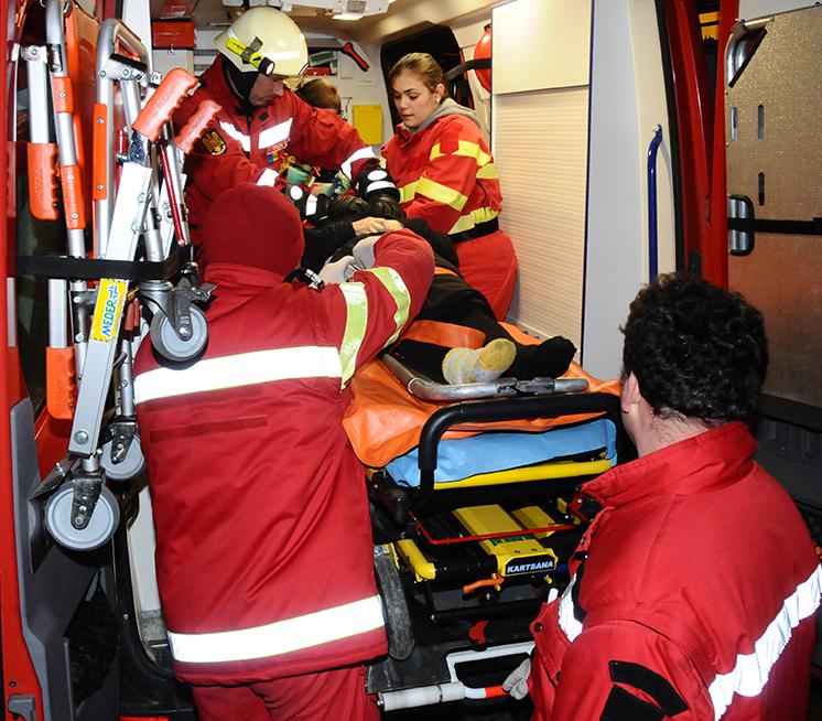 Un pensionar din Arad, rănit grav după ce a căzut dintr-un tramvai în mișcare. Ușile erau deschise