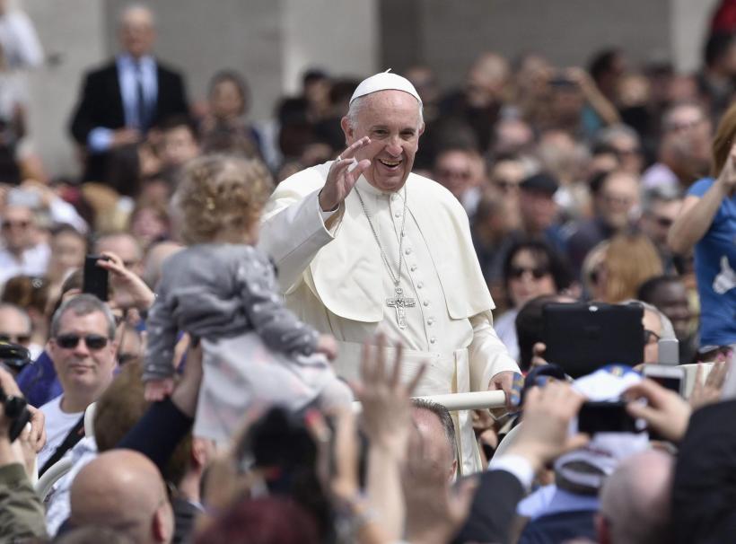 Papa Francisc va folosi la Iaşi un papamobil fabricat în România 
