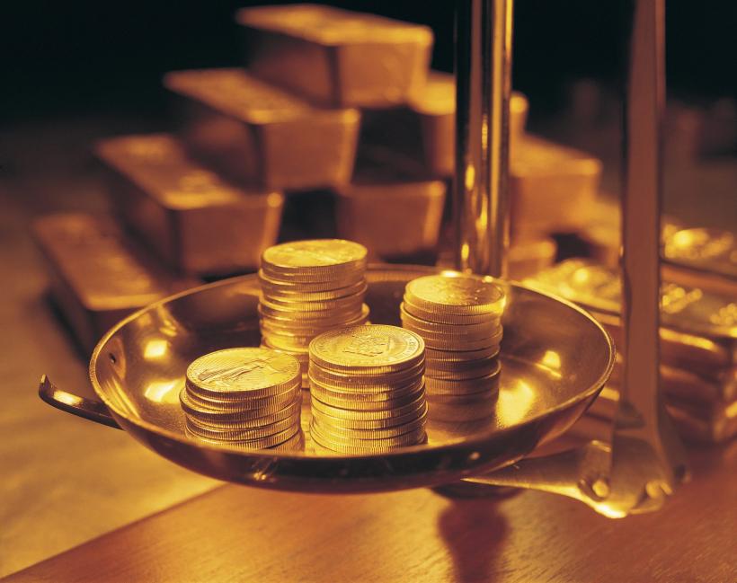 Rezervele valutare au scăzut, aurul se menţine
