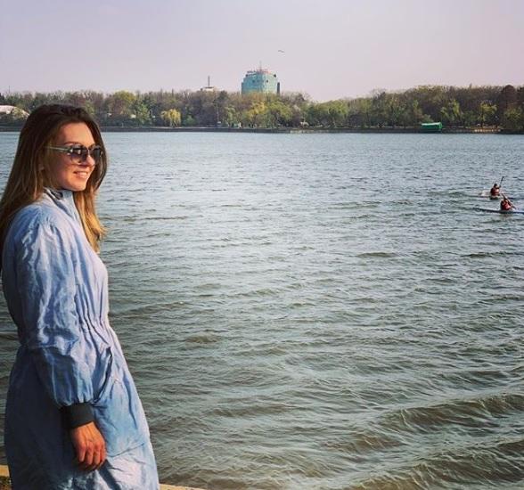 Simona Halep s-a plimbat prin Bucureşti şi s-a fotografiat în parc