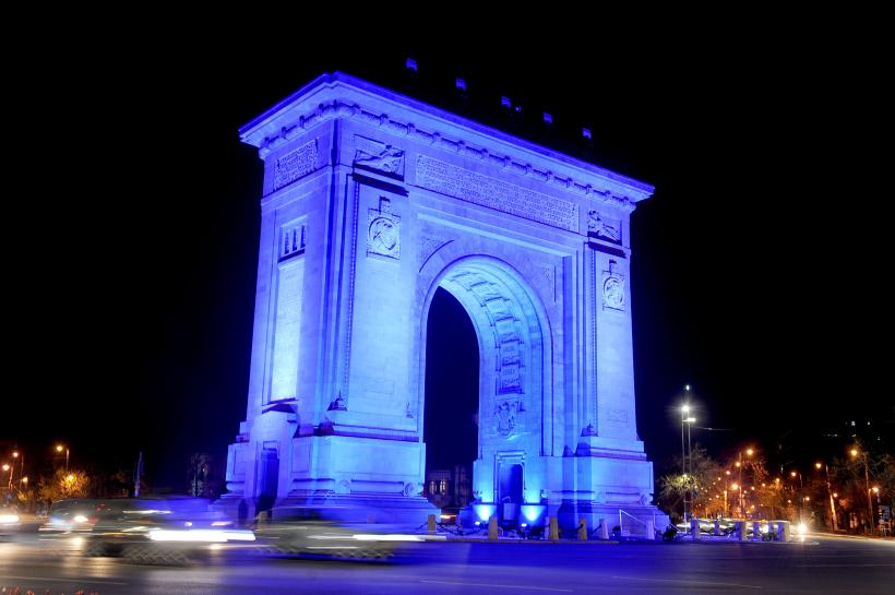 GALERIE FOTO Arcul de Triumf a fost luminat în albastru pentru a marca Ziua Internaţională de Conştientizare a Autismului