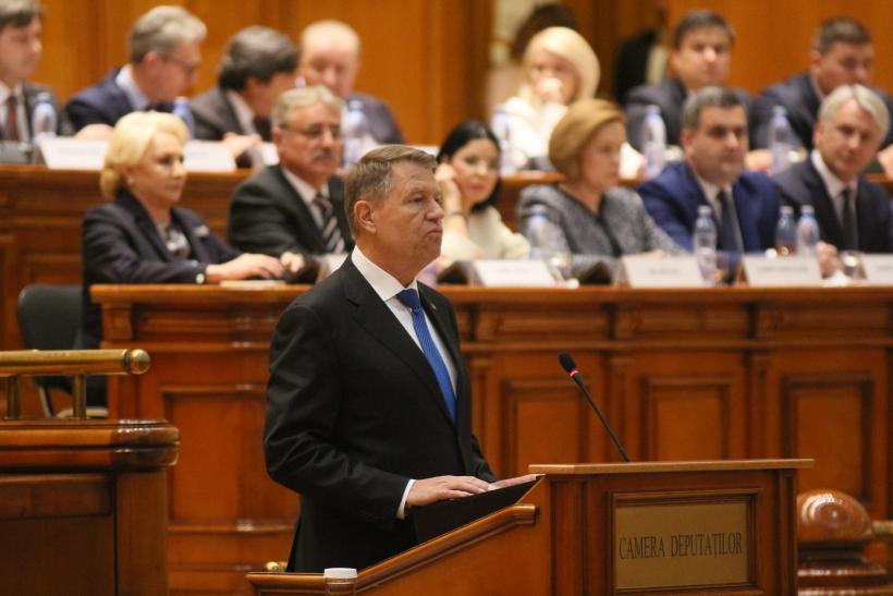 Iohannis a făcut circ în Parlament şi s-a bătut cu pumnii în piept