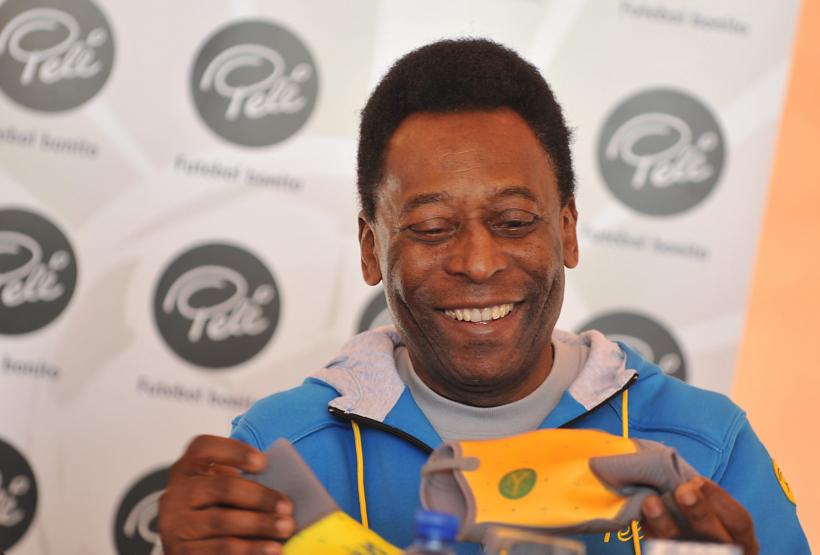 Pele s-a întors în Brazilia după ce a stat internat aproape o săptămână în spital, la Paris 