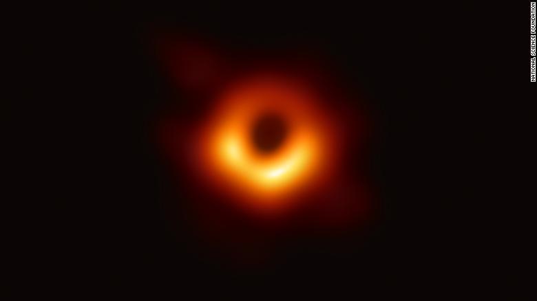A fost prezentată prima fotografie a unei găuri negre