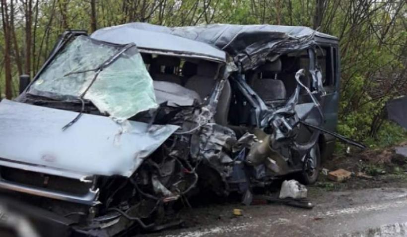 Accident TERIBIL în Dâmboviţa. Un microbuz cu pasageri a fost zdrobit de un TIR