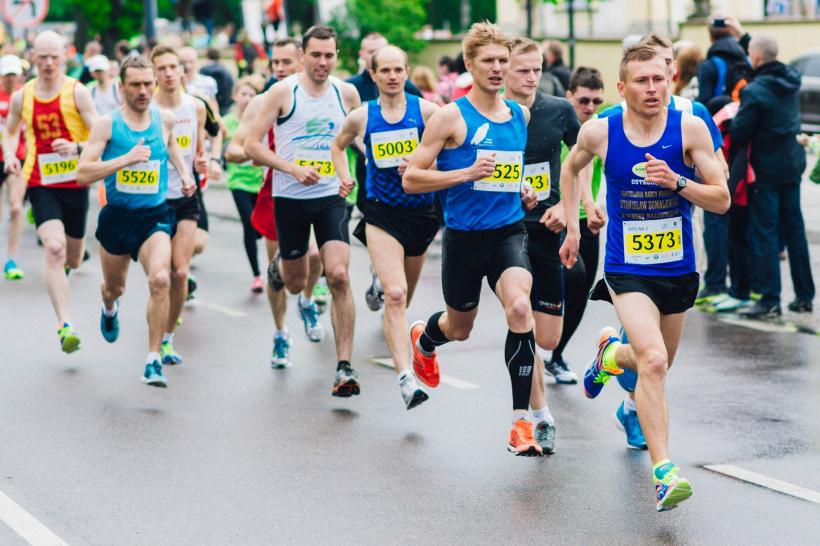 Mii de maratonişti vor alerga duminică pe străzile din Cluj-Napoca 