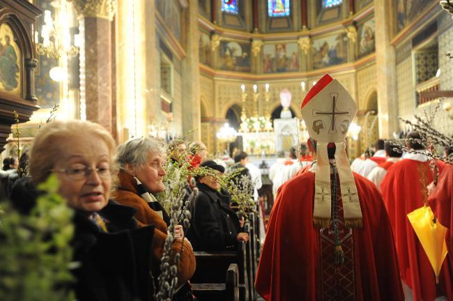 Sute de credincioşi au sărbătorit Duminica Floriilor la catedrala franciscană din Şumuleu Ciuc