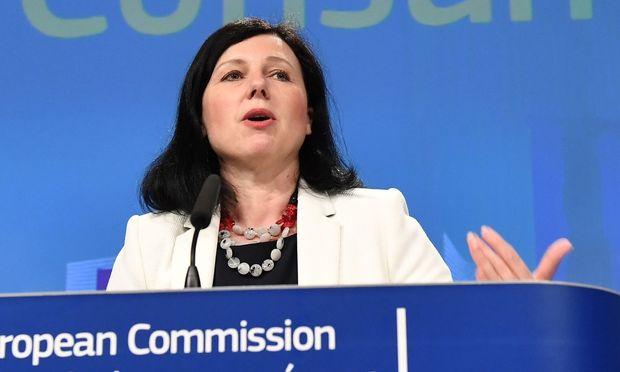 Comisarul european Vera Jourova: CE va acţiona cu toate mijloacele dacă România nu răspunde în mod corespunzător
