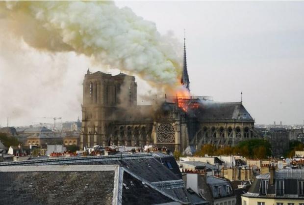 Emmanuel Macron s-a dus la Catedrala Notre-Dame din Paris
