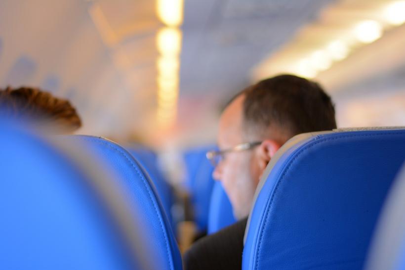 Cum scapi de senzaţia de urechi înfundate în avion