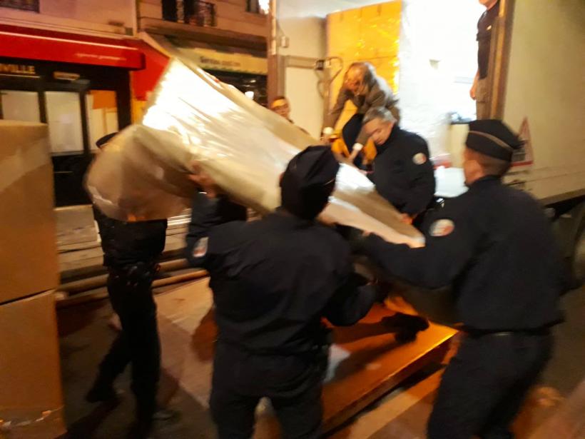 Operele salvate de la catedrala Notre Dame vor fi transferate la muzeul Luvru  18657577