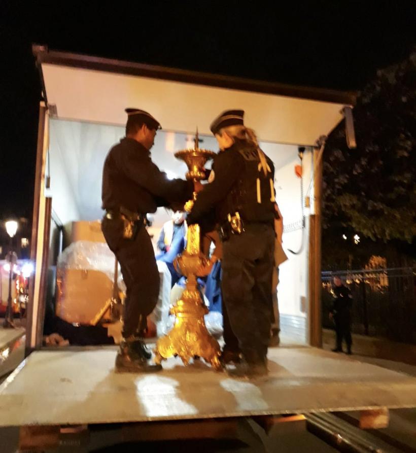 Operele salvate de la catedrala Notre Dame vor fi transferate la muzeul Luvru  18657578