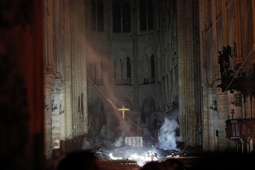 Operele salvate de la catedrala Notre Dame vor fi transferate la muzeul Luvru 