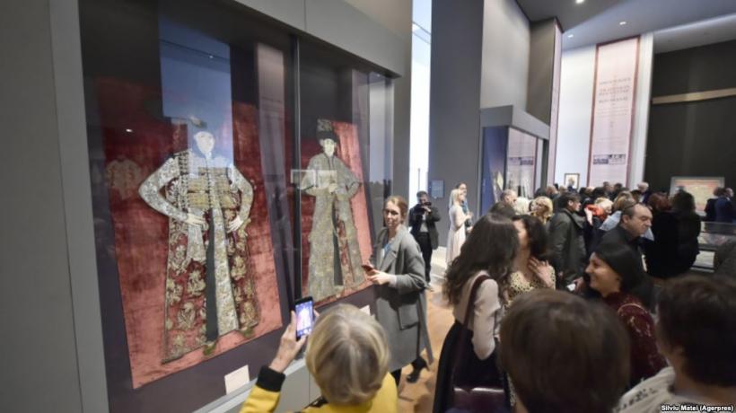 Expoziţia ''Broderii de tradiţie bizantină din România'' - inaugurată la Luvru, în prezenţa Custodelui Coroanei