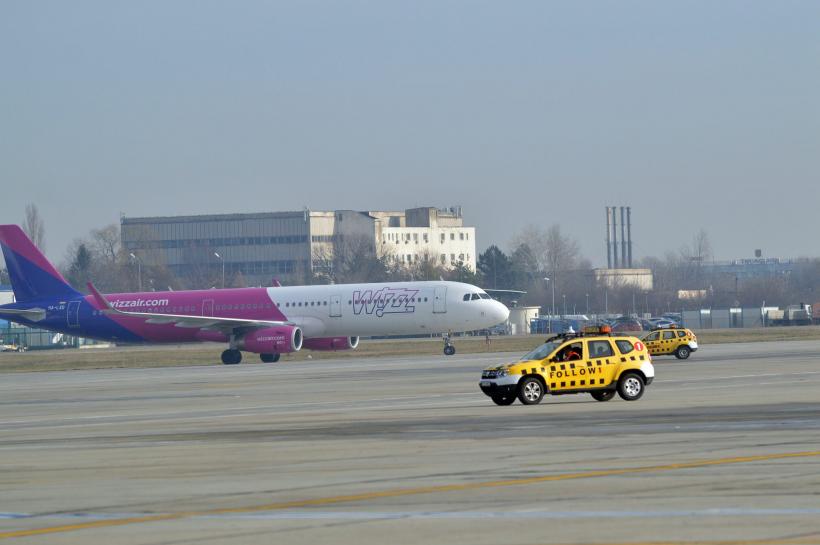 Incident pe Aeroportul Băneasa. Un avion a fost cuprins de flăcări