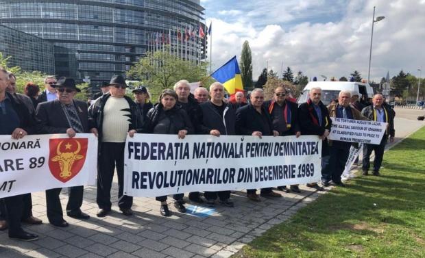 Protest al revoluţionarilor, în faţa Parlamentului European. Se cere demiterea lui Augustin Lazăr 