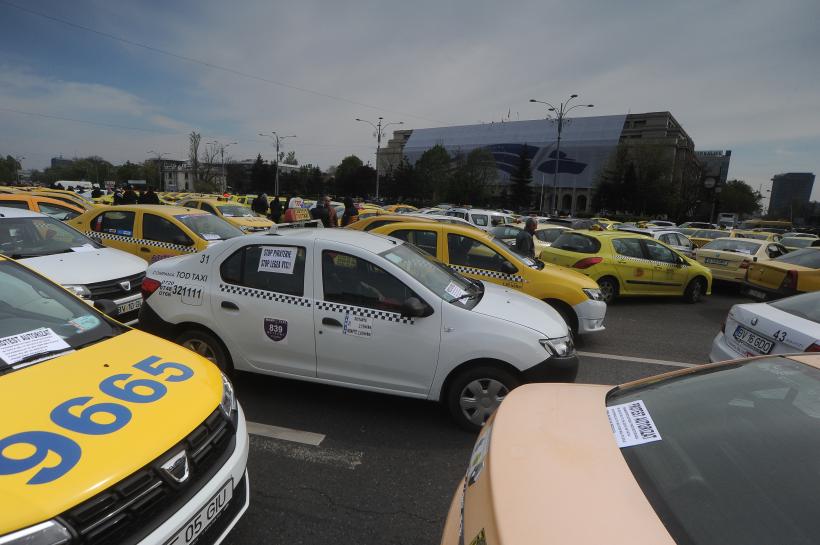 GALERIE FOTO Protest URIAȘ al transportatorilor. Taxiuri, autocare, microbuze şi autobuze blochează Piața Victoriei