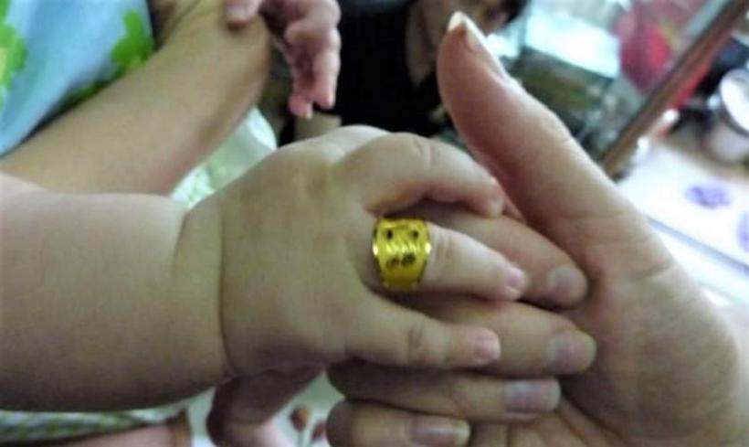 Situaţie inedită la Bârlad: Un bebeluş a fost botezat cu un ghiul de aur pe un deget