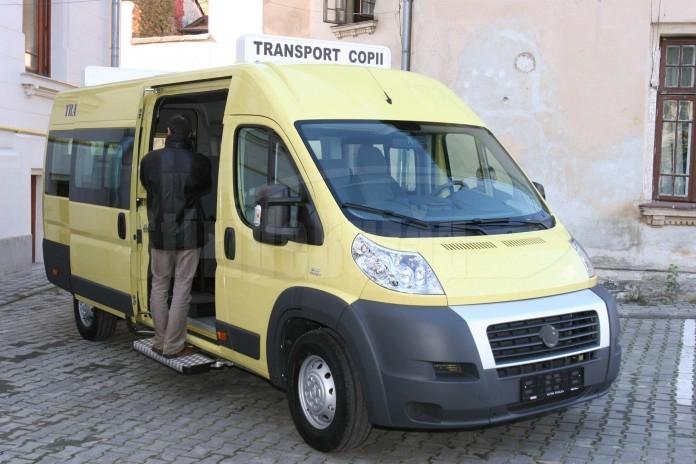Un bărbat din Argeș a condus, 5 luni, un microbuz școlar cu permisul suspendat
