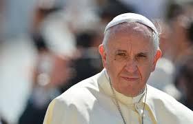 Papa Francisc a spălat picioarele unui grup de 12 deţinuţi
